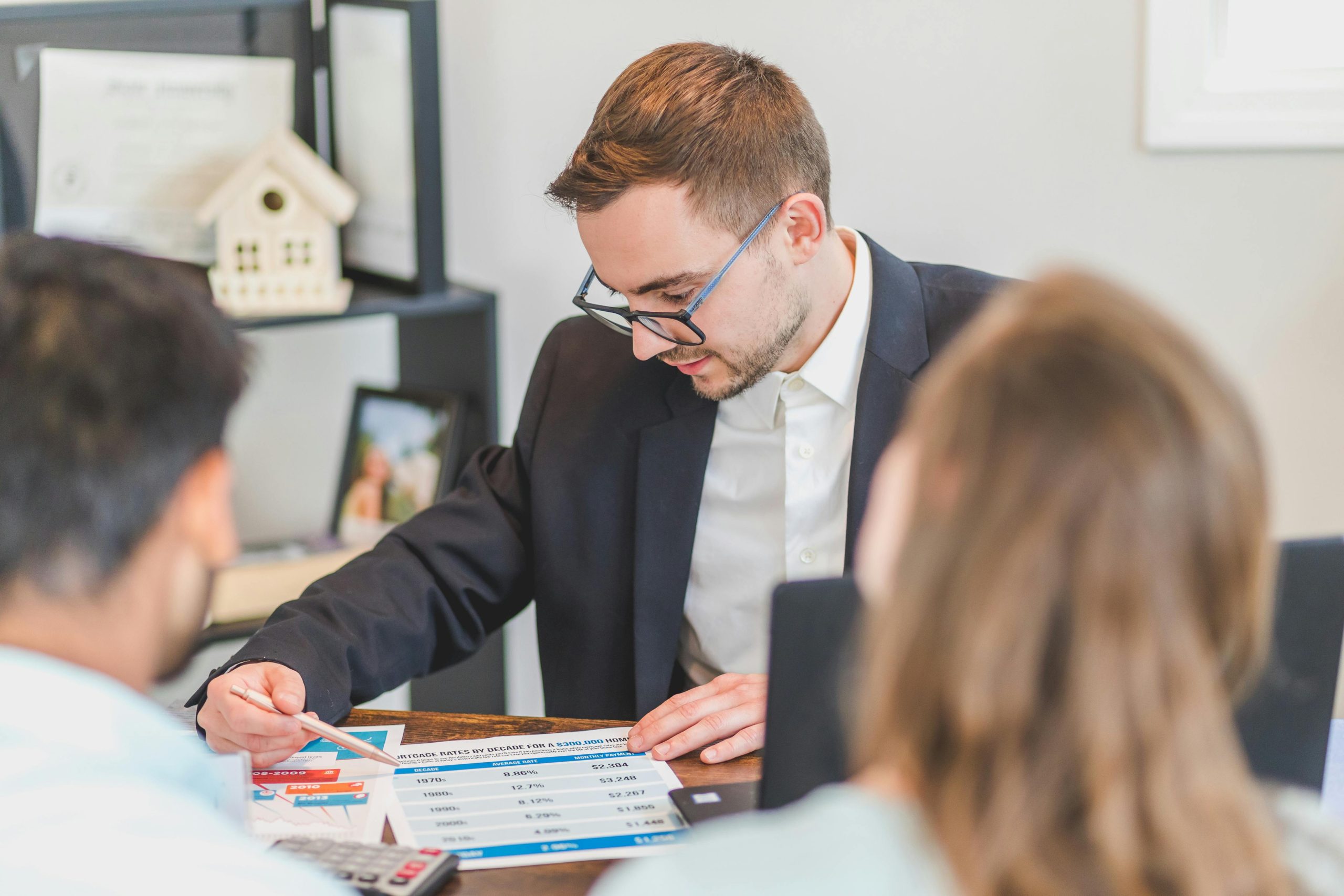 Man and woman talking to a mortgage lender: mortgagor vs mortgagee
