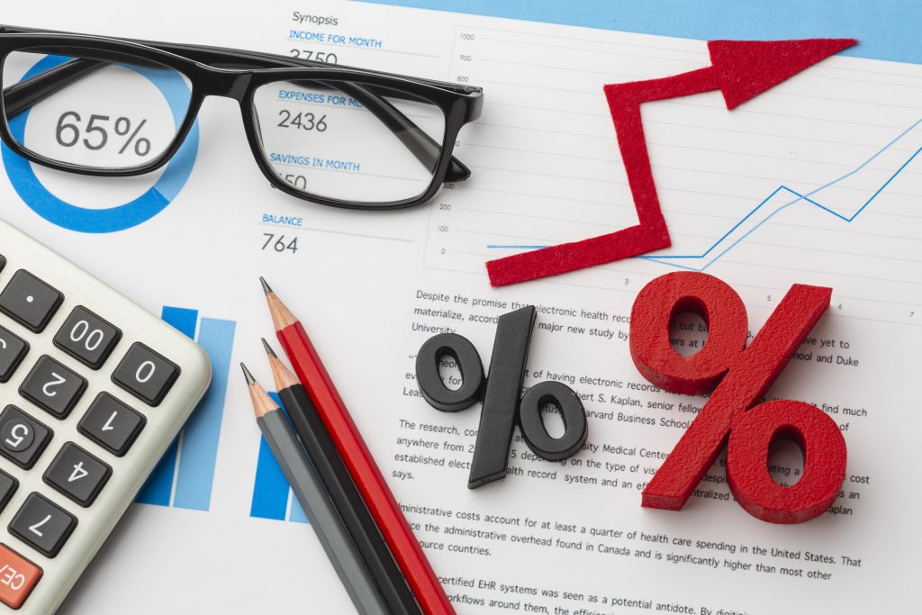 Graphic concept of lower interest rates by Freepik