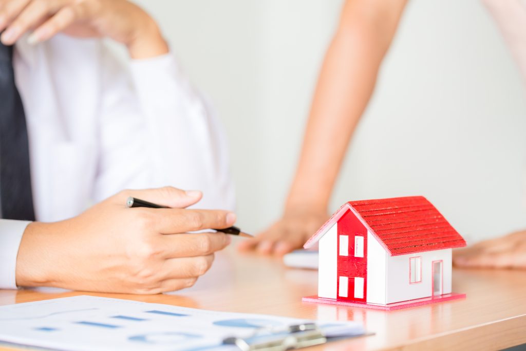Real estate agent presents a property house for the habendum clause