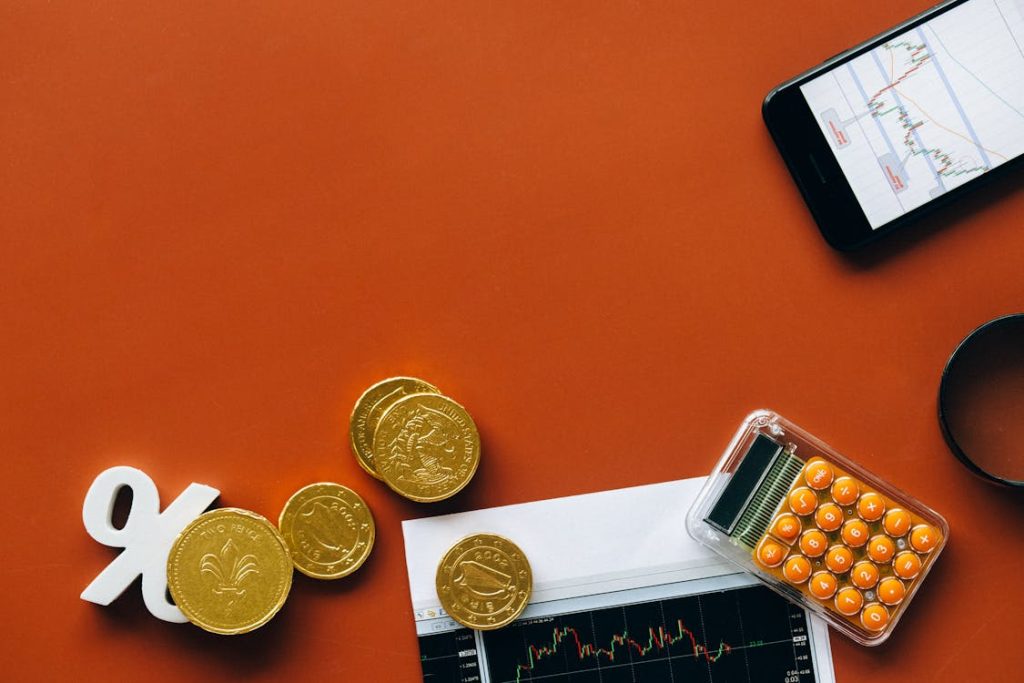 Money, calculator, and phone on a table demonstrating interest rates calculation