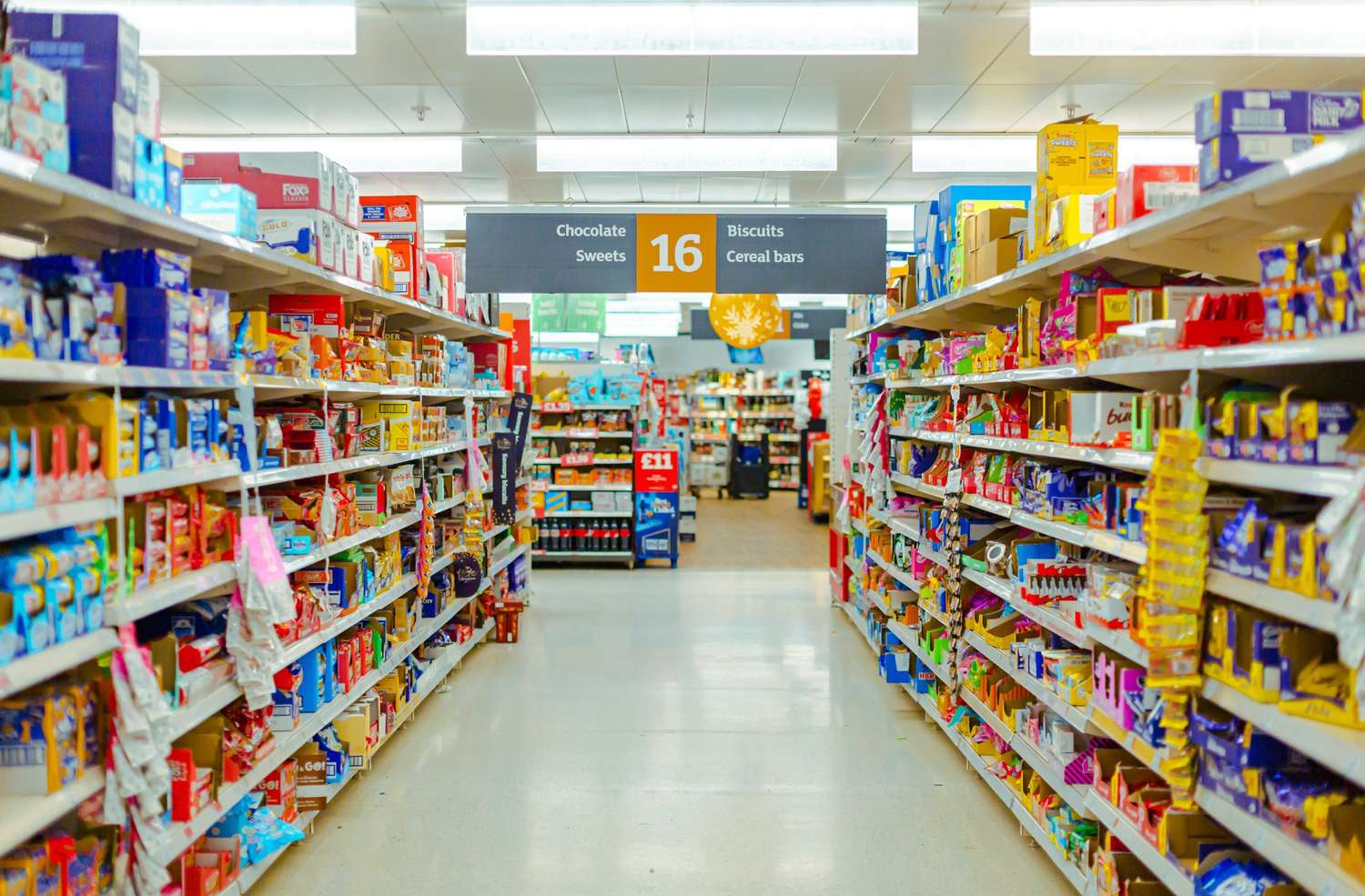 Supermarket snack aisle stocked with packaged goods, illustrating consumer prices and wholesale inflation trends.